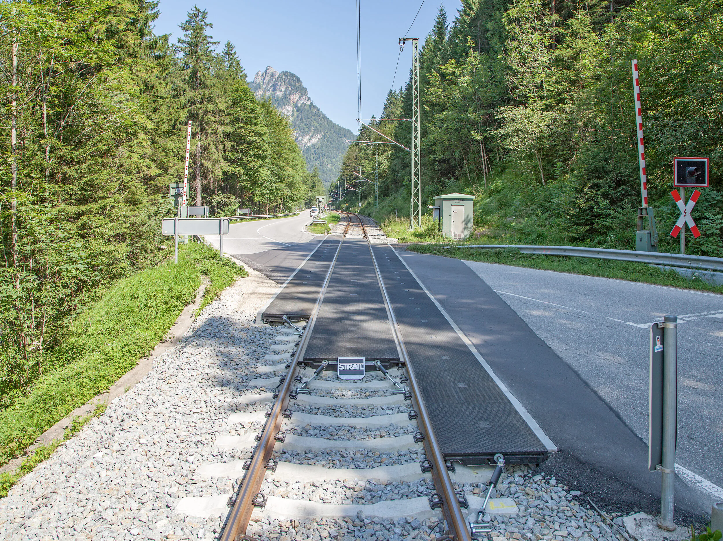 ponti - Adaptive Aussenplatte für dynamische Gleislagen in Bahnübergängen
