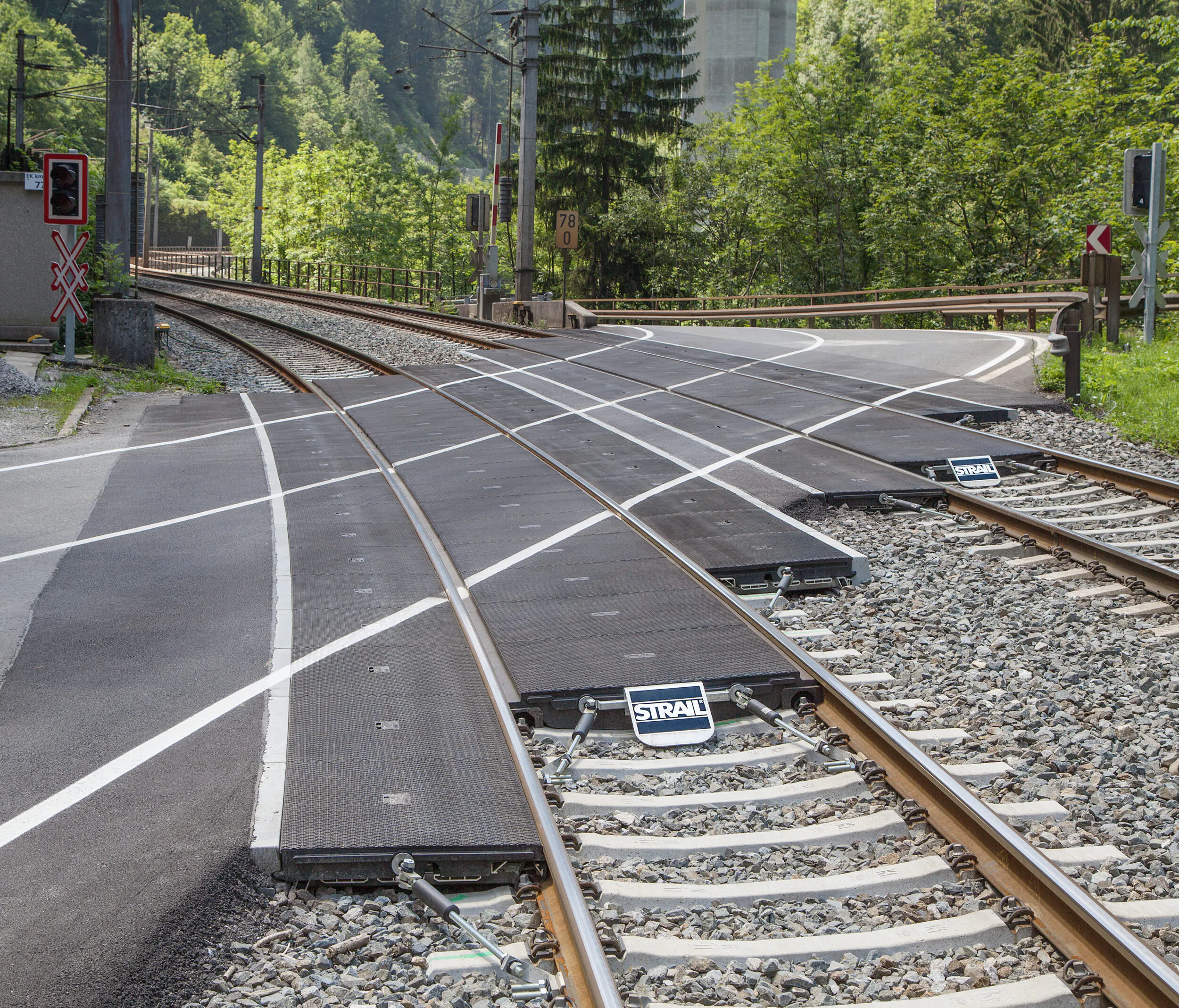 strail - Das Premium-Bahnübergangssystem verbaut