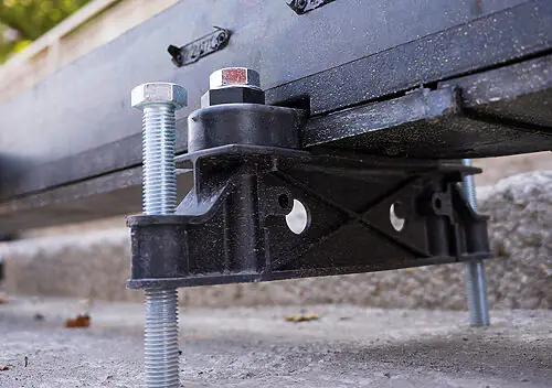 STRAILastic GRS - Fixierung und Höheneinstellung für Gleisrahmen – direkt beim Einbau.
