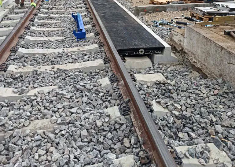 T-Bordstein - Einbau des Bordsteins für langlebige Bahnübergangssysteme