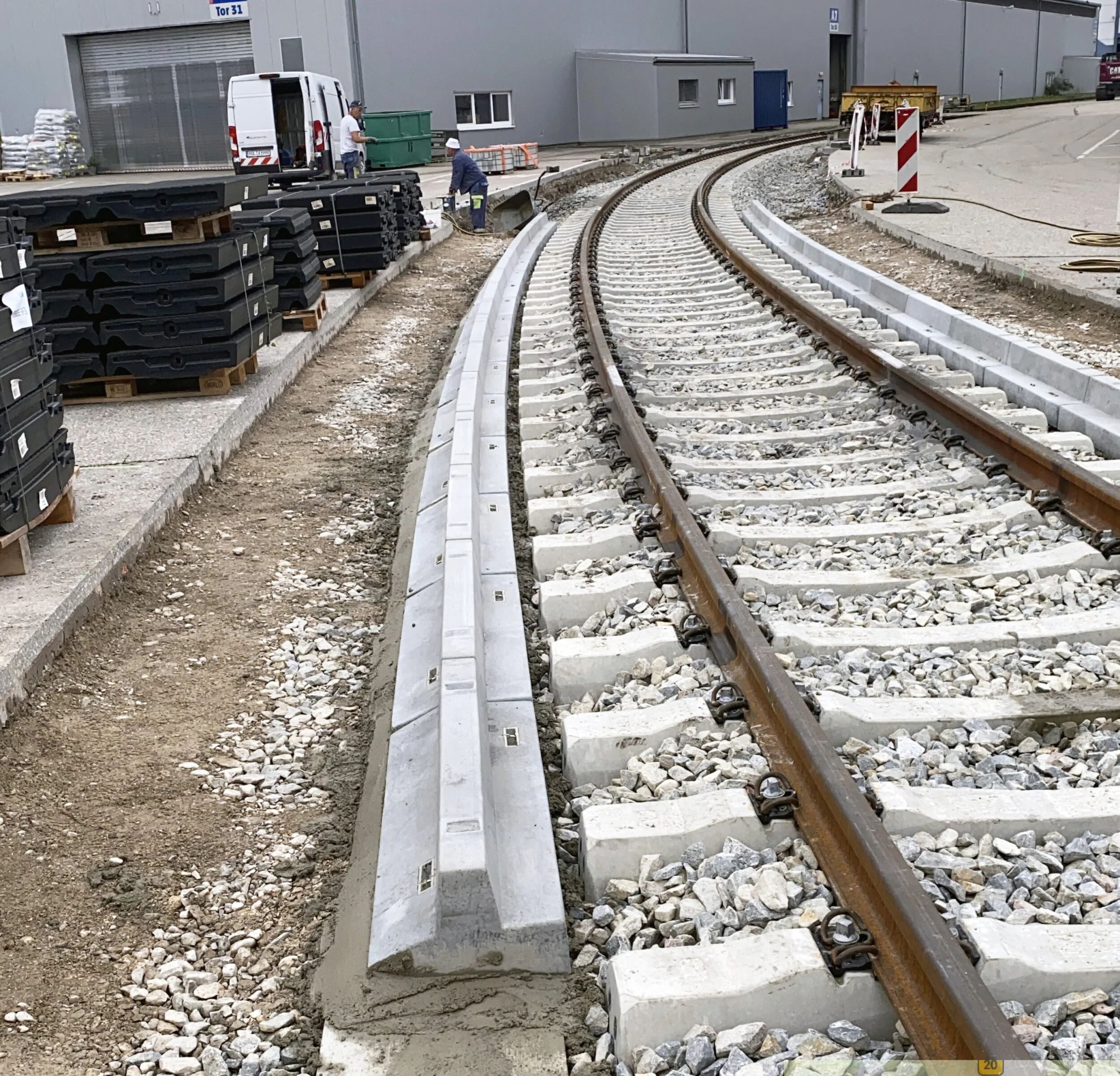 T-Bordstein Robuster Standard-Bordstein im Gleisbett verbaut