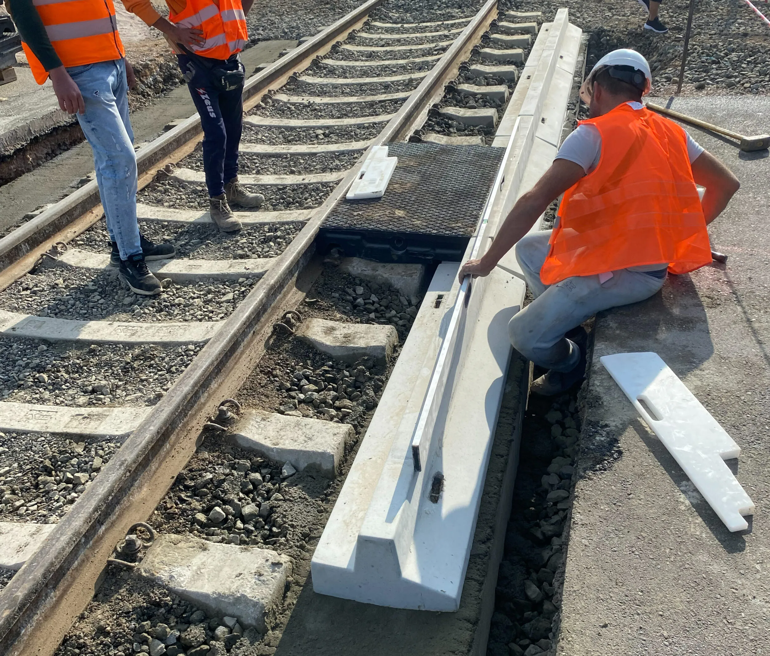 T-Bordstein Einbau für langlebige Bahnübergangssysteme