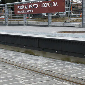 Bahnsteigkante edge für sicheres Aus- und Einsteigen