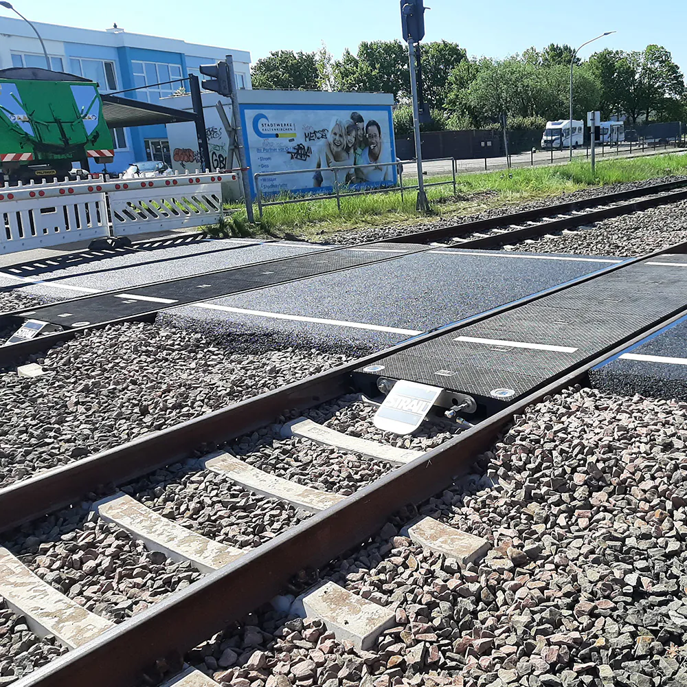 Bahnübergänge mit pede und pedeSOLAR in der Nähe einer Schule für mehr Sicherheit am Bahnübergang