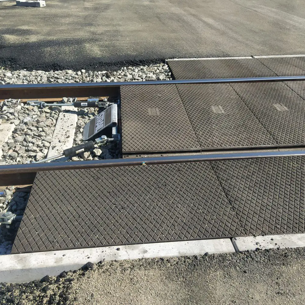 Binario Bettolo level crossing equipped with a Strail system adapted to local conditions