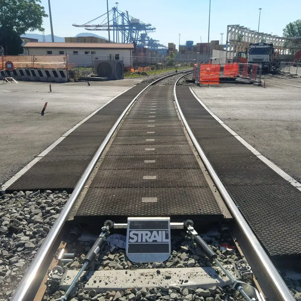 Binario Bettolo level crossing at the port of Genoa, featuring a Strail system designed for heavy loads