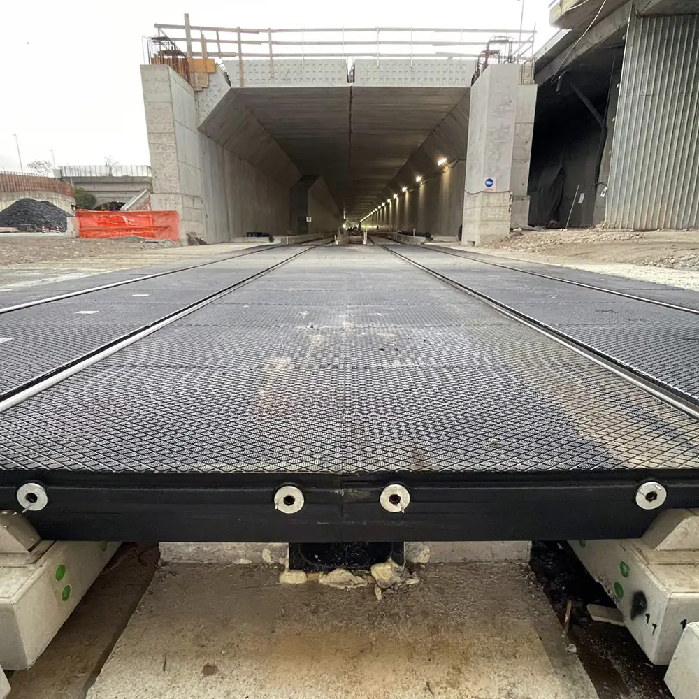 Genua inno road-rail access platform on a slab track