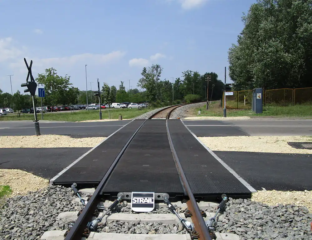 Die Oberflächenstruktur bestimmt wesentlich, wie sicher sich eine Verkehrsfläche bei Nässe und Verschmutzung nutzen lässt.