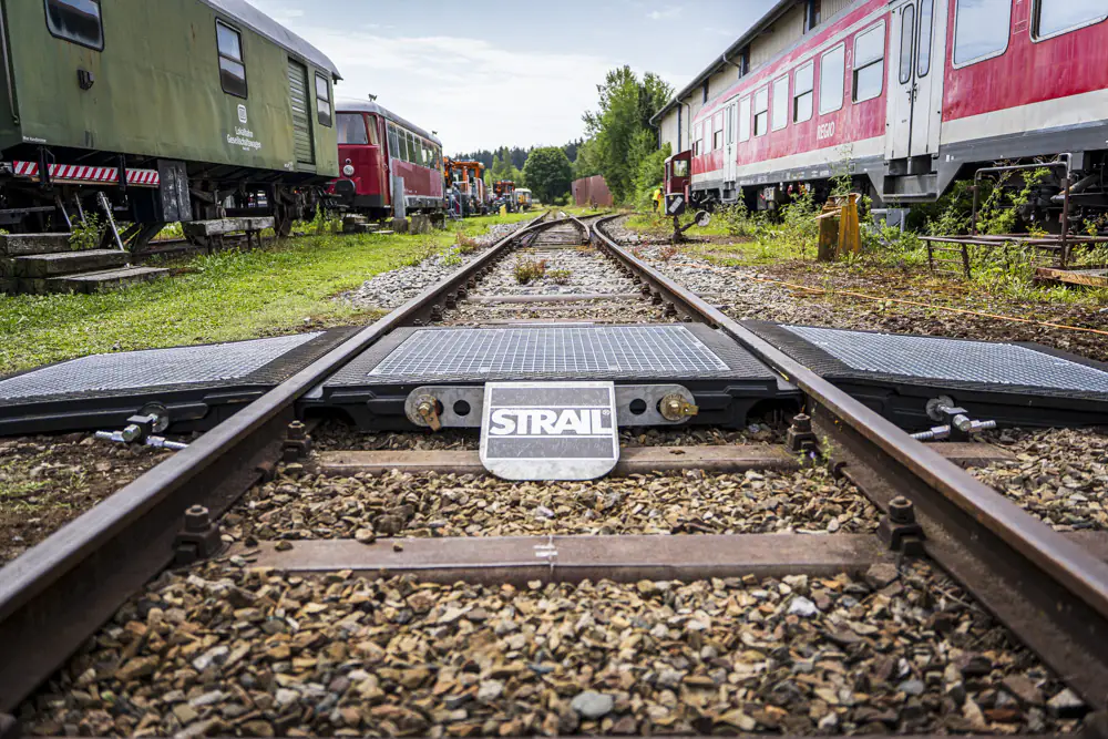 Dienstüberweg aus Kombination von Gummirahmen und GFK-Gitter