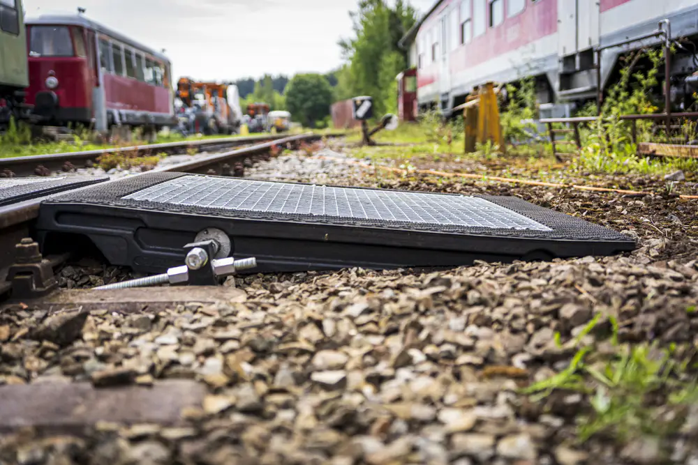 Abgeschrägte vario-Außenplatte für optimale Anpassung an die Gegebenheiten