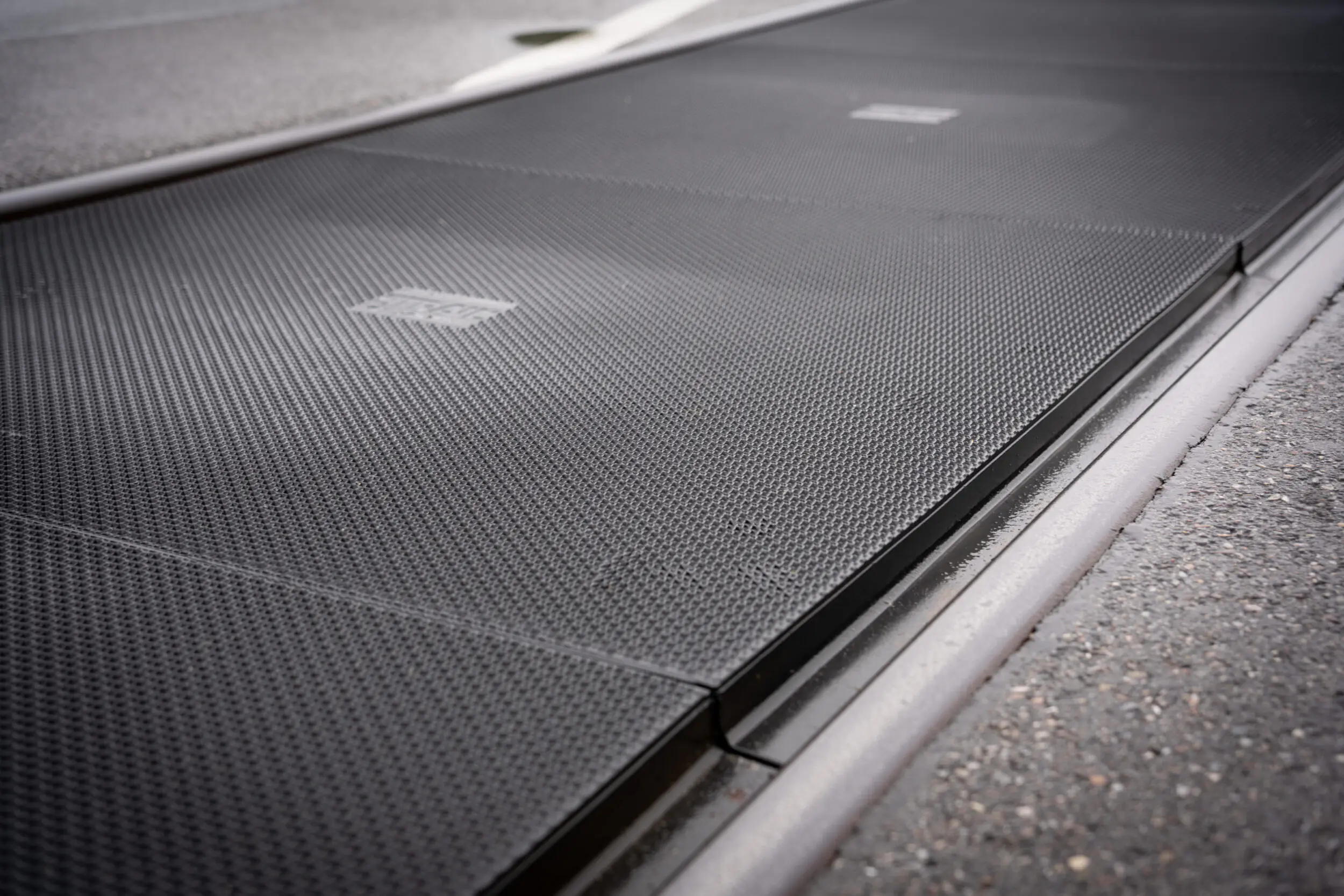 apex: level crossing system with specially developed polymer surface for extreme loads